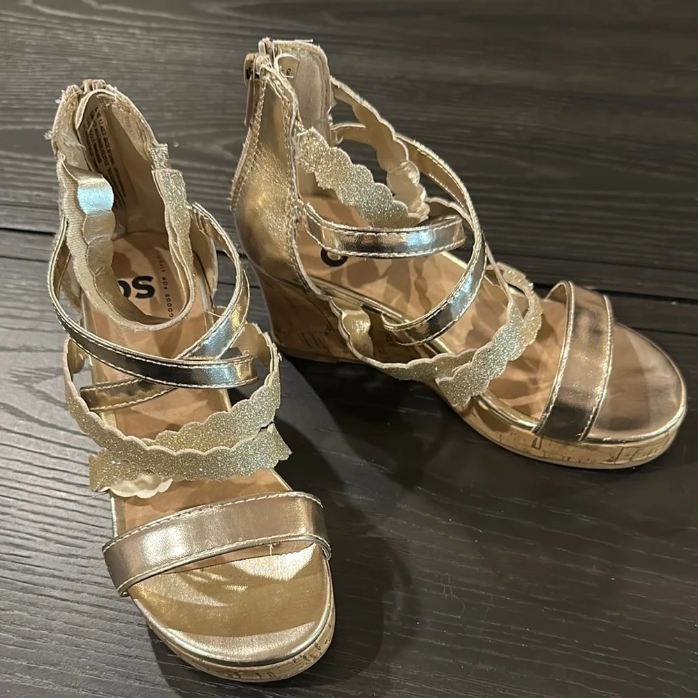 SO gold Gladiator Sandals with Elegant Straps
